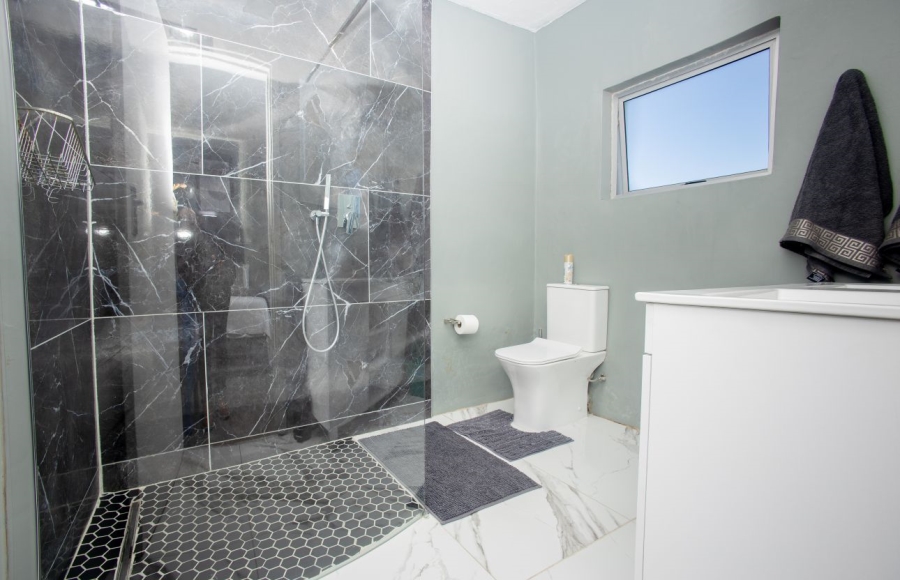 To Let 5 Bedroom Property for Rent in Beacon Bay Eastern Cape